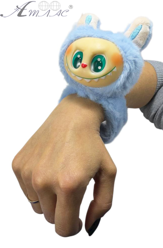 Іграшка м'яка Лабубу - Блакитний браслет 24х9х9 см M18664 Іграшка м'яка Лабубу - Блакитний браслет 24х9х9 см M18664