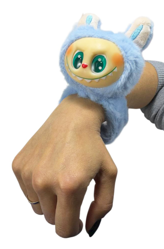 Игрушка мягкая Лабубу Голубой браслет 24х9х9 см M18664 Игрушка мягкая Лабубу Голубой браслет 24х9х9 см M18664