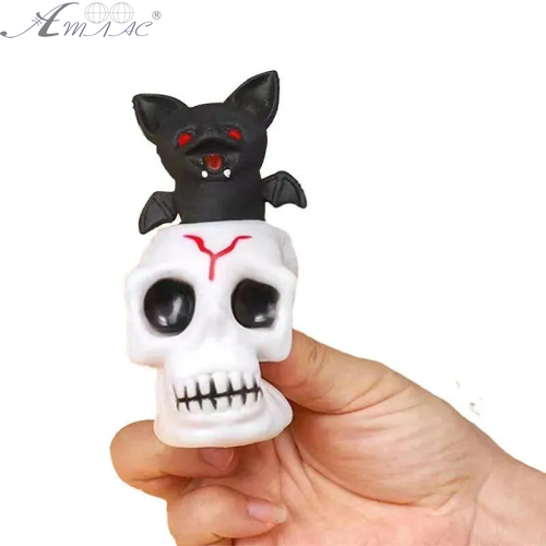 Іграшка прикол Кажан в білому Черепі 6 х 4 см 13404 Іграшка прикол Кажан в білому Черепі 6 х 4 см 13404