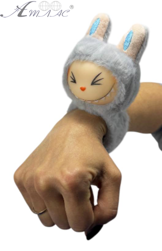 Игрушка мягкая Лабубу - серый браслет 24х9х9 см  M18664