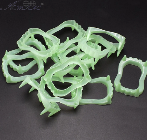 Игрушка Зубы с клыками светонакопительные 11888 Игрушка Зубы с клыками светонакопительные 11888